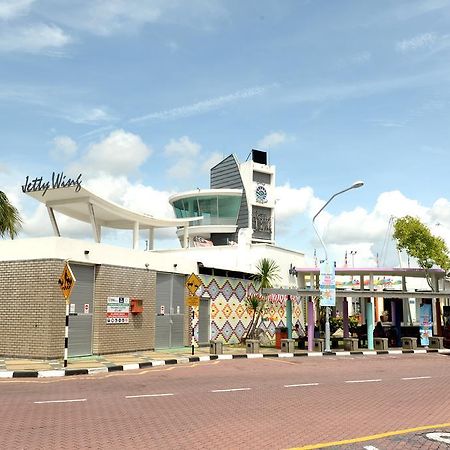 Brezza Hotel Lumut Exterior photo