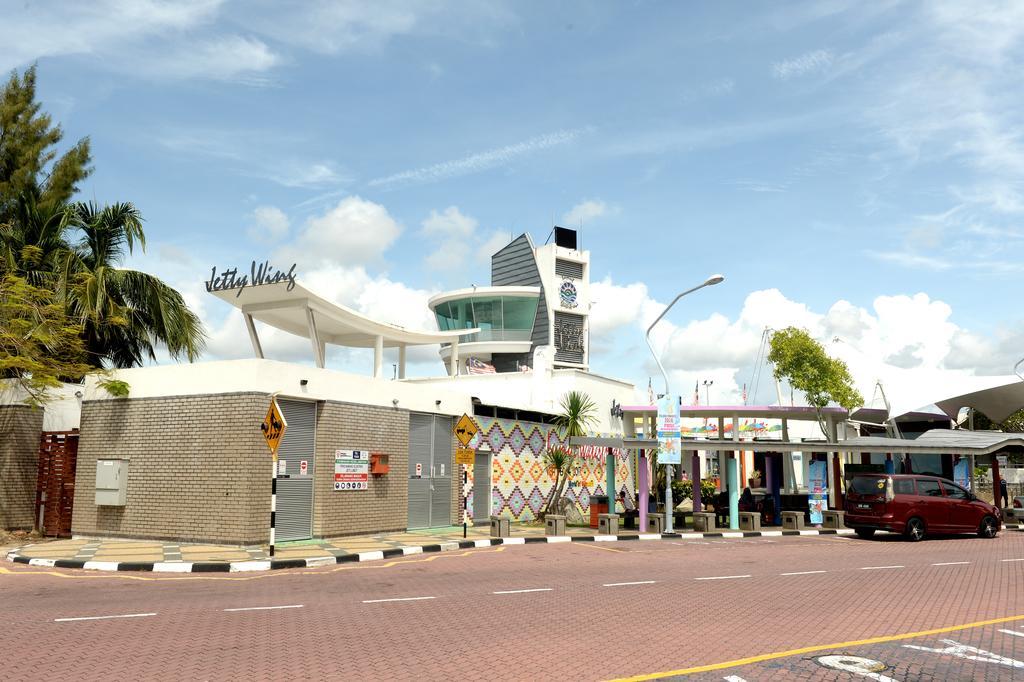 Brezza Hotel Lumut Exterior photo