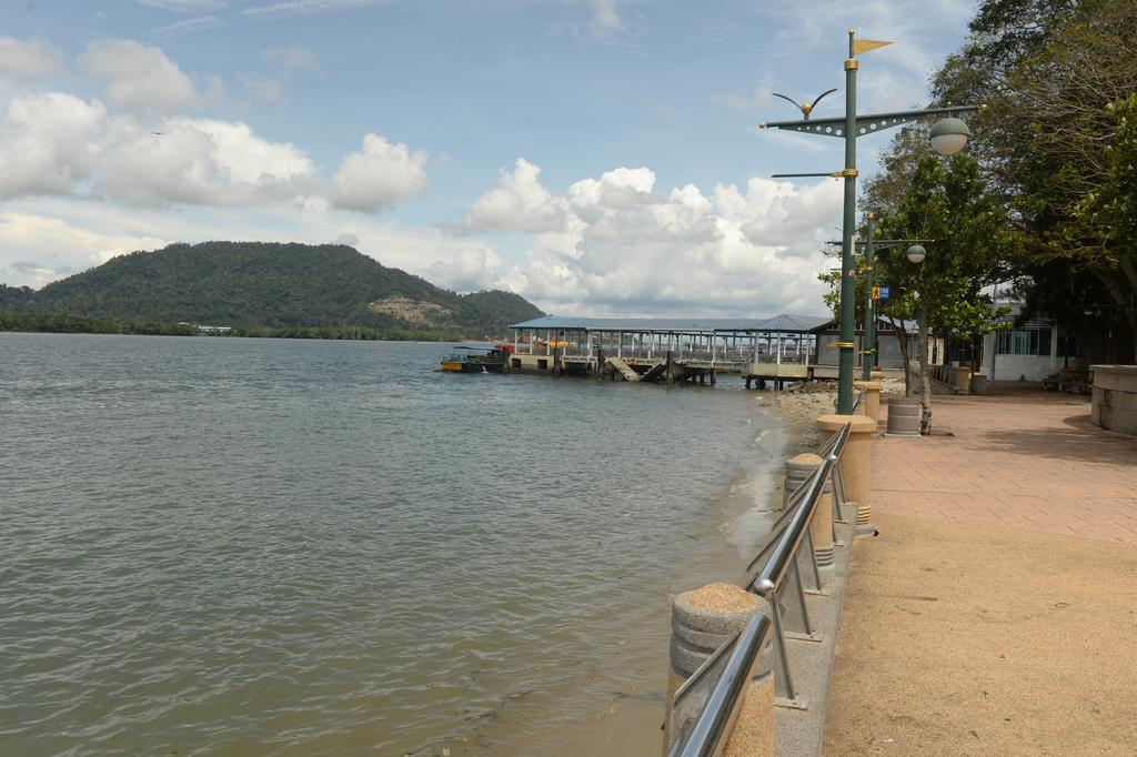 Brezza Hotel Lumut Exterior photo