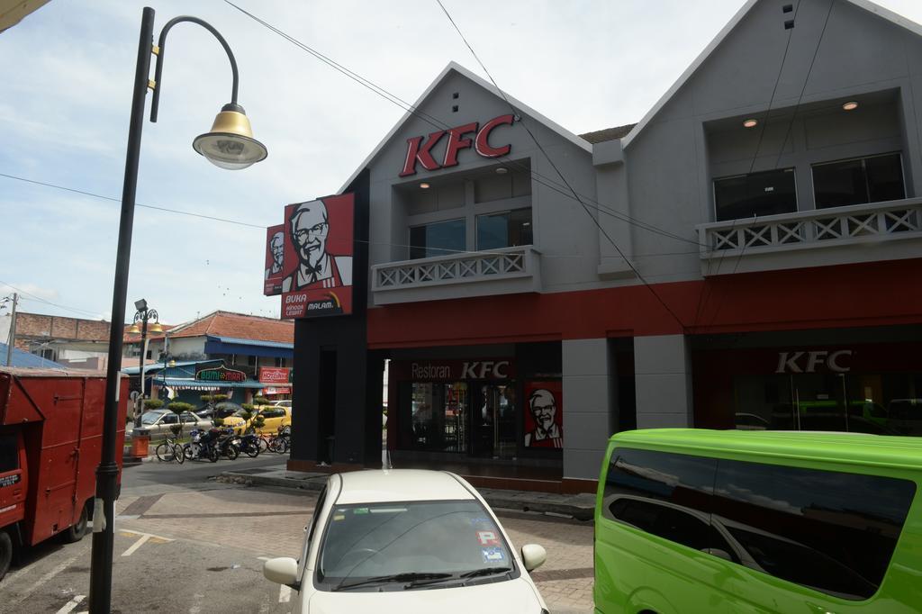 Brezza Hotel Lumut Exterior photo