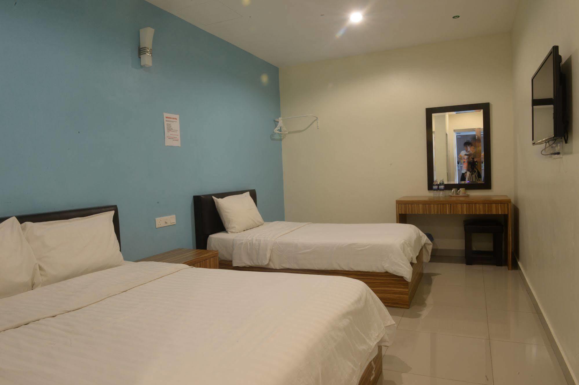 Brezza Hotel Lumut Exterior photo