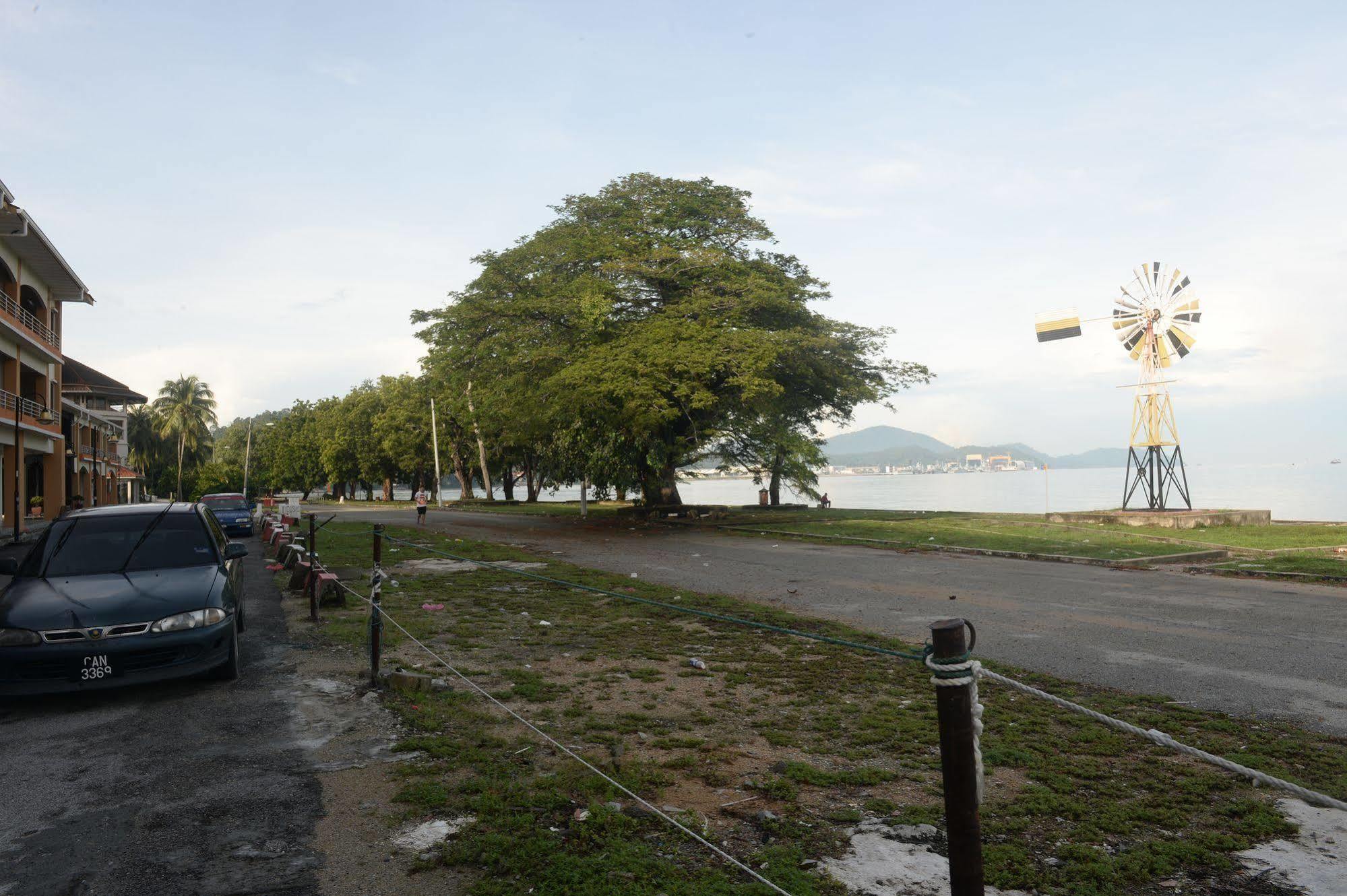 Brezza Hotel Lumut Exterior photo