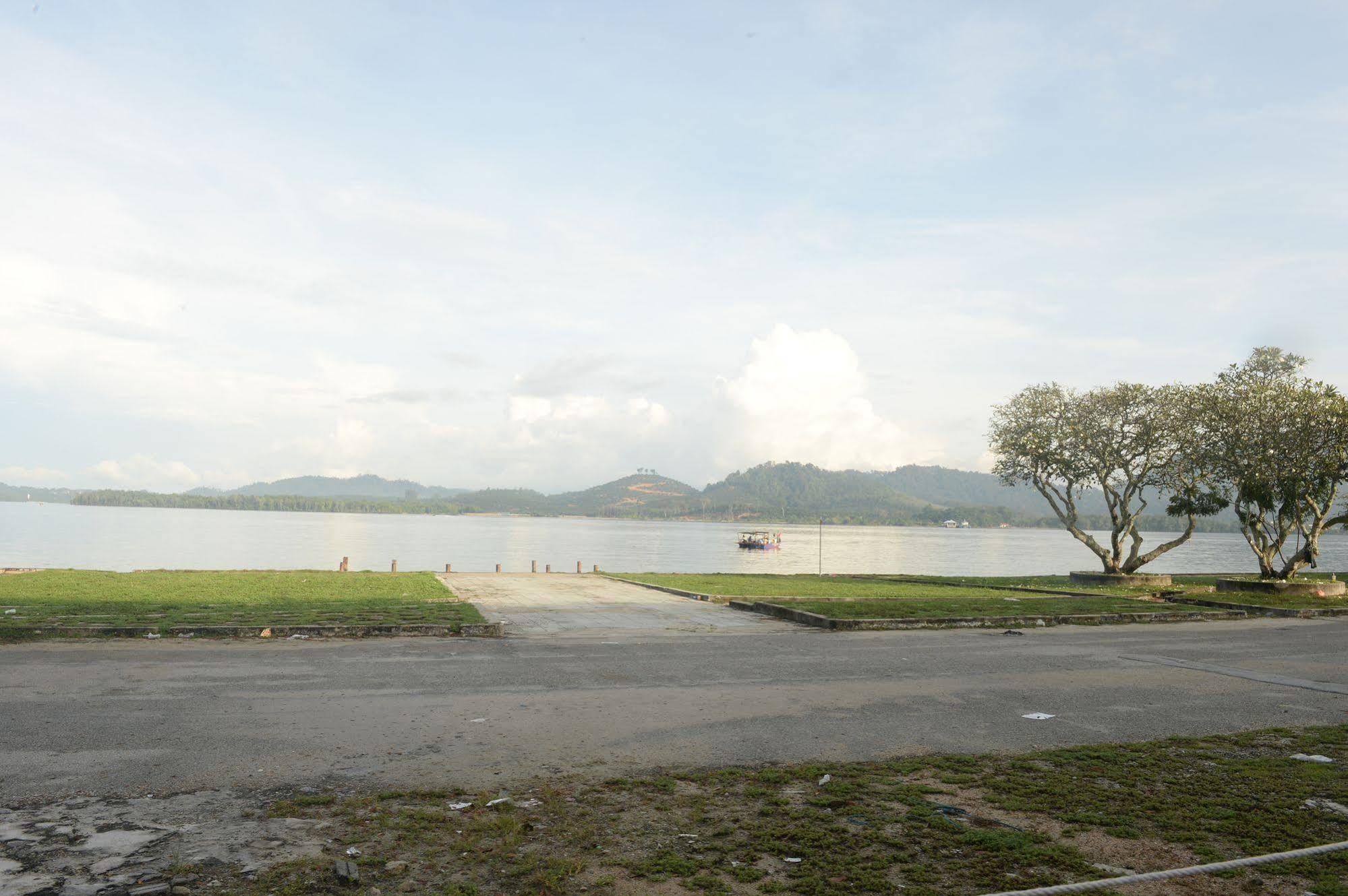Brezza Hotel Lumut Exterior photo